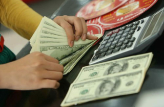 USD trượt giá bất ngờ, dân giàu tích trữ đô la lo lắng