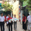 Hà Nội: Hàng trăm người được tặng màn chống muỗi