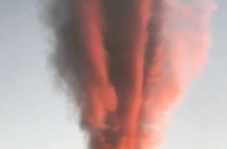 Đám mây đỏ cam hình bàn tay khổng lồ sà xuống thành phố ở Brazil