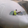 Lý do hãng hàng không dùng băng dính sửa máy bay