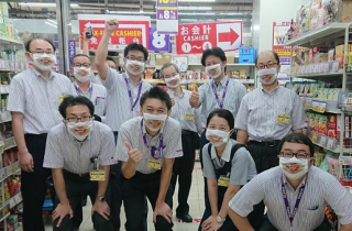 Nhân viên cửa hàng giảm giá ở Nhật Bản gây ấn tượng mạnh nhờ đeo khẩu trang mặt cười