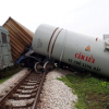 Nghệ An: Va chạm với xe tải, 4 toa tàu bị lật chắn ngang đường quốc lộ