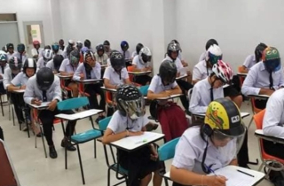 Bức ảnh sinh viên Thái Lan đội mũ bảo hiểm trong phòng thi gây xôn xao
