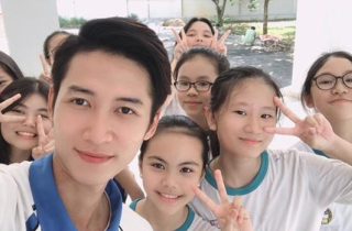 Thầy giáo thực tập điển trai hút hồn học sinh nhờ nụ cười tỏa nắng