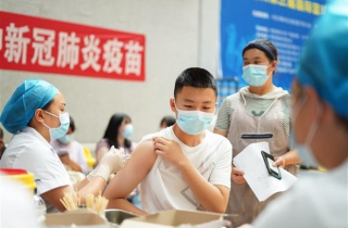 Trung Quốc tiêm vaccine COVID-19 cho 91% học sinh từ 12-17 tuổi