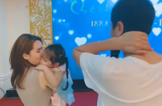 Hồ Hoài Anh đeo nhẫn cưới, xuất hiện cùng Lưu Hương Giang và con gái sau ồn ào ly hôn
