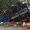 Quảng Ngãi: Xe tải chở gỗ bị lật, 2 vợ chồng tử vong trong cabin
