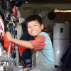 ‘Thợ sửa xe’ 12 tuổi và ước mơ dành tiền đến trường, \'hư gì cũng sửa được\'