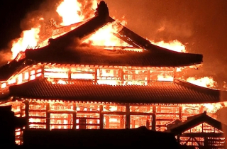 Cháy lớn phá hủy lâu đài cổ 600 năm tuổi tại Nhật Bản