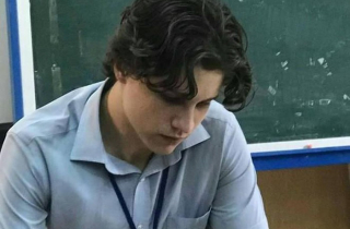 Chỉ một bức ảnh chụp lén, thầy giáo “soái Tây” liền chiếm sóng mạng xã hội