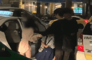 2 bé gái ôm chân, đánh đá du khách vì không xin được tiền khiến dân mạng phẫn nộ