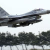 F-16 của Mỹ bốc cháy ở Nhật, phi công trút 2 thùng nhiên liệu xuống hồ