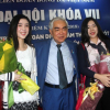 Chủ tịch VFF mang 2 con gái đến Mỹ Đình thắp hương, nghi cầu thủ bán độ ở AFF Cup 2014