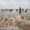 Bỉm, rác  trôi trên sóng, nhiều du khách không dám tắm biển Đồ Sơn