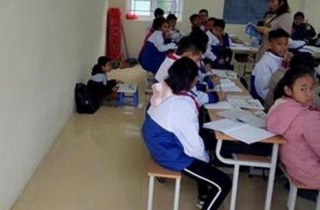 Phạt học sinh ngồi dưới nền nhà vì quên đeo khăn đỏ: Lại vì bệnh thành tích