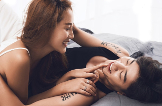 Vợ tham lam chuyện phòng the, chồng từ nhà tắm bước ra là vợ muốn 