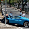 Ferrari nửa triệu đô móp đầu vì tránh chó chạy qua đường ở Hong Kong