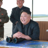 Ông Kim Jong-un nắm chặt tay mừng thử tên lửa bay qua Nhật