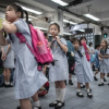 Học sinh Hong Kong oằn lưng đeo cặp nặng 5 kg tới trường