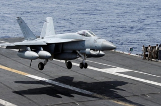Hải quân Trung Quốc bám sát tàu sân bay Mỹ ở Biển Đông