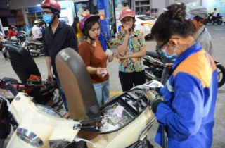 Cõng thuế phí khủng, giá xăng lại sắp tăng?