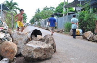 Dân chặn đường ôtô né BOT Biên Hòa: 2 nỗi khốn khổ...