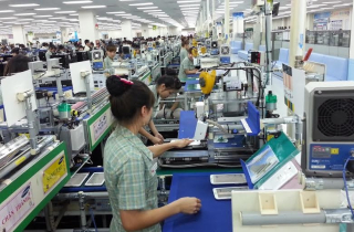 Lương 10 triệu: Vợ chồng công nhân khó sống