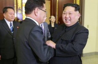 Điều gì khiến ông Kim Jong-un bất ngờ muốn gặp Tổng thống Hàn Quốc?