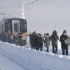 Nhật Bản: Tuyết \'chôn chân\' xe lửa, khách rã rời đứng cả đêm