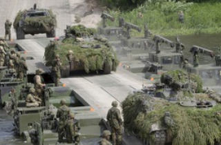 NATO \'lên gân\' với Nga