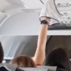 Nữ hành khách hong khô nội y trước quạt thông gió máy bay