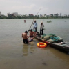 Hai bảo vệ bơi ra giữa sông cứu nam thanh niên nhảy cầu tự tử