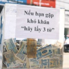 Ấm lòng thùng tiền “Nếu bạn gặp khó khăn, hãy lấy 3 tờ” ở TP HCM