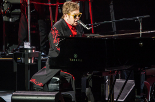 Mất giọng ngay tại buổi biểu diễn, Elton John rời sân khấu trong nước mắt