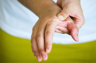 Tê tay - dấu hiệu của 4 căn bệnh nguy hiểm không nên bỏ qua: Khi nào nên khám?