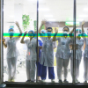 Những hình ảnh xúc động của các y bác sĩ bên trong Bệnh viện Bạch Mai