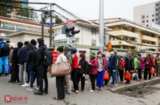 Bệnh nhân bệnh viện Bạch Mai xếp hàng dài làm thủ tục chạy thận