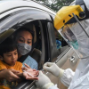 Nhân viên y tế ở Indonesia có nơi phải dùng luân phiên bộ đồ bảo hộ