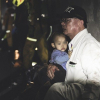 Bác sĩ vỗ về em bé trong tai nạn tàu Đài Loan
