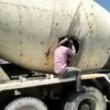 Liều lĩnh về quê trong thùng xe trộn bê tông, 18 người Ấn Độ bị cách ly