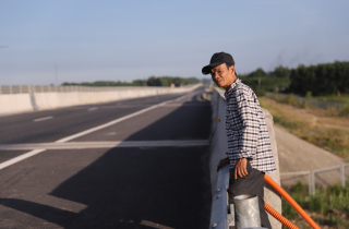 Lão nông nghèo canh gác dự án tỷ đô