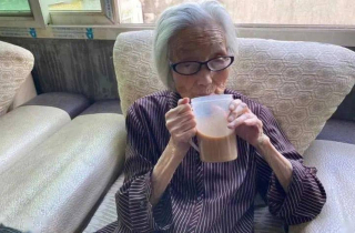 Cụ bà có 100 năm uống cà phê