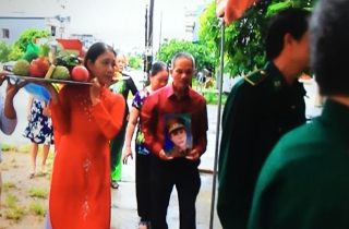 Đám cưới 2 liệt sĩ: Người thân mang di ảnh cô dâu, chú rể làm lễ