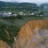 Lở đất chặn sông ở Trung Quốc: Khu dân cư và nhà máy điện gặp nguy