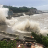 Bão Hagupit đổ bộ vào Trung Quốc gây sóng lớn, đổ sập nhà cửa
