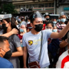 Dân Philippines đổ xô đi tiêm trước phong tỏa, thành phố Trung Quốc thành ổ dịch