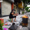 Ảnh: Vỉa hè, lòng đường Hà Nội nghi ngút khói ngày rằm tháng 7