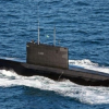 Iran kéo tàu ngầm Fateh ra Eo biển Hormuz, Mỹ lập tức rút máy bay