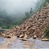 Hà Tĩnh: Đất đá sạt lở chắn ngang đường lên cửa khẩu Cầu Treo