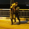 Cảnh sát đu dây cứu nam thanh niên say rượu nhảy cầu Chương Dương